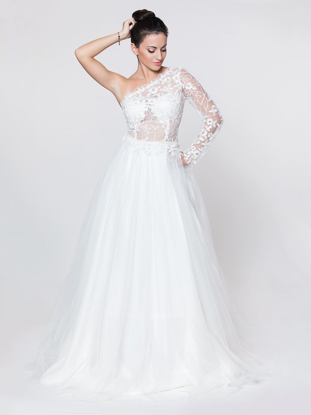 Ρομαντικό νυφικό από γαλλικό τούλι με ένα μανίκι,