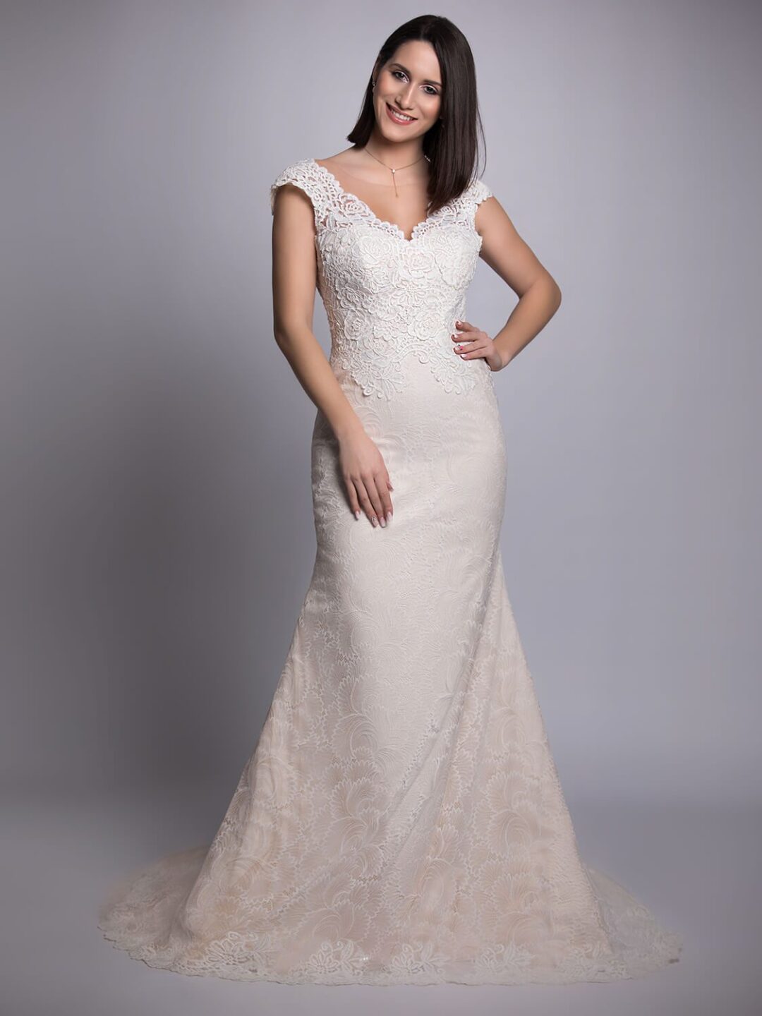 Νυφικό γοργονέ από κεντημένη γαλλική δαντέλα