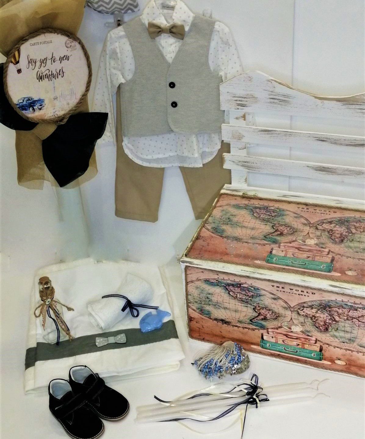 Σετ βάπτισης με παγκάκι και θέμα ταξίδια, συνδυασμένο με ρούχο και παπούτσι