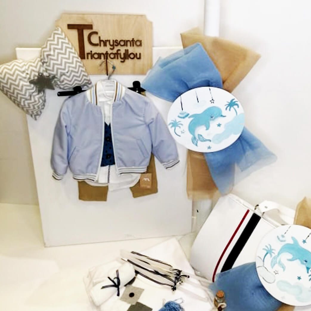 Σετ βάπτισης με βαλίτσα και θέμα το Δελφίνι, συνδυασμένο με ρούχο και παπουτσάκι