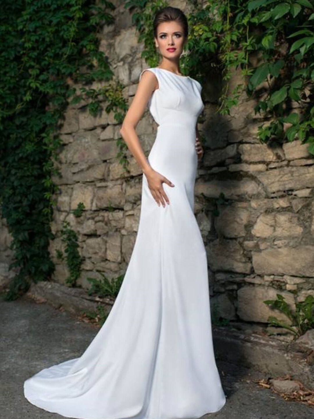 Ρομαντικό νυφικό σε Άλφα γραμμή με εντυπωσιακή πλάτη ανοιχτή σε σχήμα σταγόνας με δέσιμο ψηλά. Όλο από γαλλικό σατέν, με κλειστό μπούστο και εντυπωσιακή ουρά