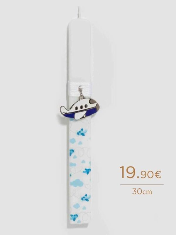 Πασχαλινή Λαμπάδα για αγόρι με επίχρυσο γούρι με επισμαλτωμένο αεροπλανάκι ως διακοσμητικό, με σατέν κορδόνι και ζωγραφισμένα σχέδια. Το διακοσμητικό μπορεί να γίνει κρεμαστό γούρι για το παιδικό δωμάτιο ή μπρελόκ! Χειροποίητη δημιουργία Tresento επιχρυσωμένο με 24 καράτια.