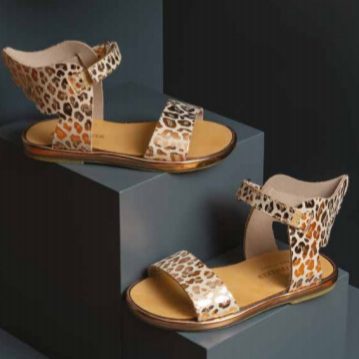 Παιδικά πέδιλα για κορίτσι σε χρυσό με λεοπάρ σχέδια και φτερά του ερμή