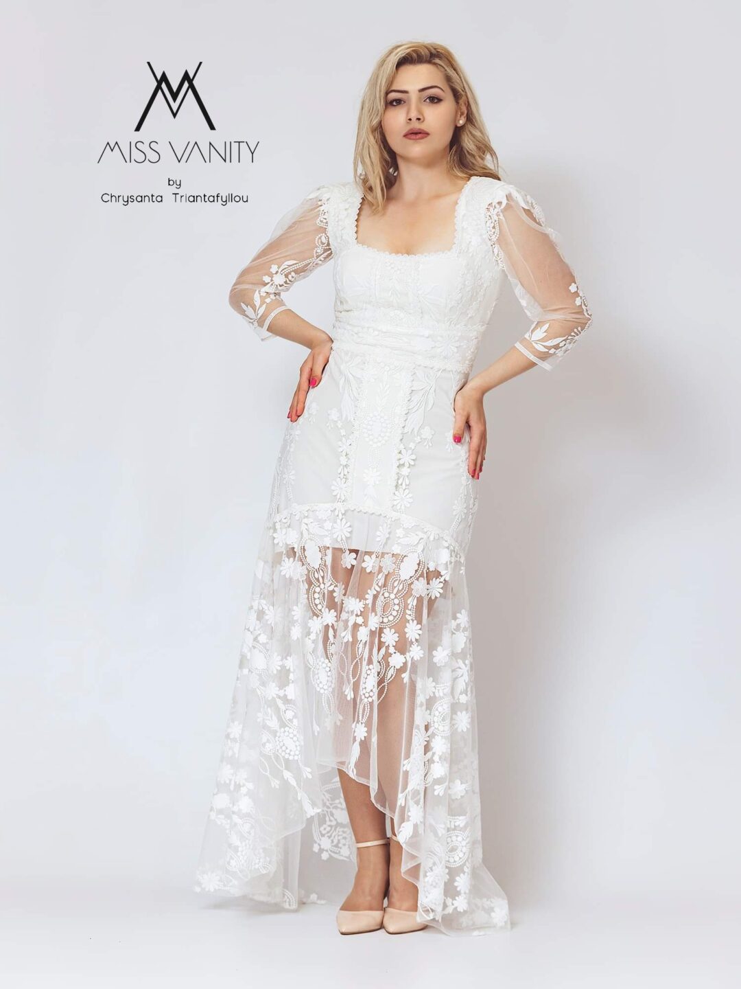 Boho chic μίνι νυφικό φόρεμα με ανάγλυφη γαλλική δαντέλα. Σε μίνι γραμμή, με διαφάνεια ασύμμετρη μέχρι κάτω και μανίκι 3/4 από διάφανο κεντημένο τούλι. Ιδανικό για πολιτικό γάμο αλλά και σε εκκλησία!