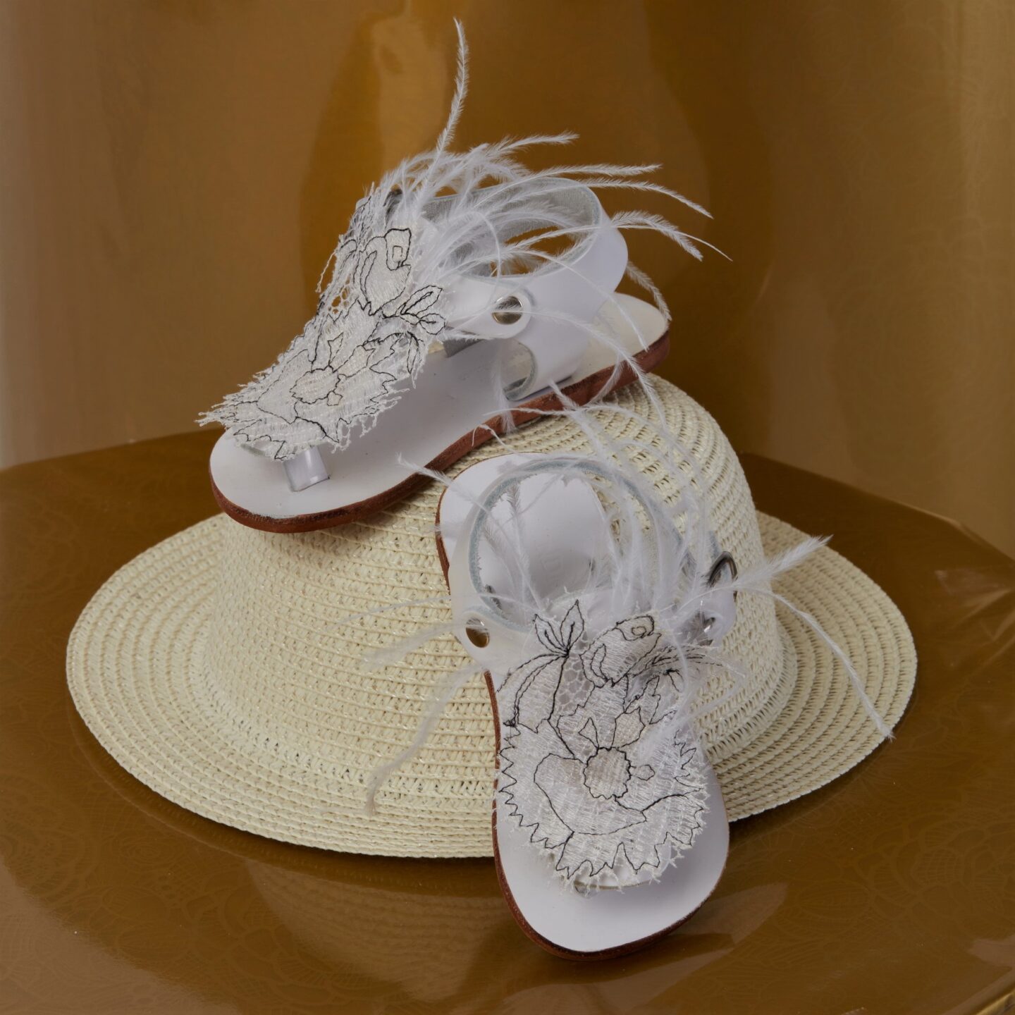 Βαπτιστικό πέδιλο σε λευκό με ιδιαίτερη διακόσμηση