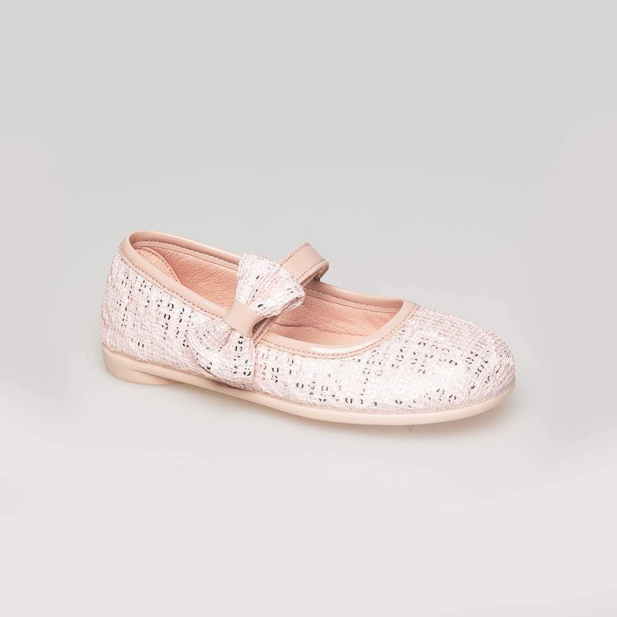 Παιδικό παπούτσι μπαρέτα σε σομόν με παγιέτες, διακοσμημένο με φιογκάκι και λουράκι. Όλο δέρμα από μέσα και ανατομικό πάτο με αφρό μνήμης για ξεκούραστο περπάτημα.