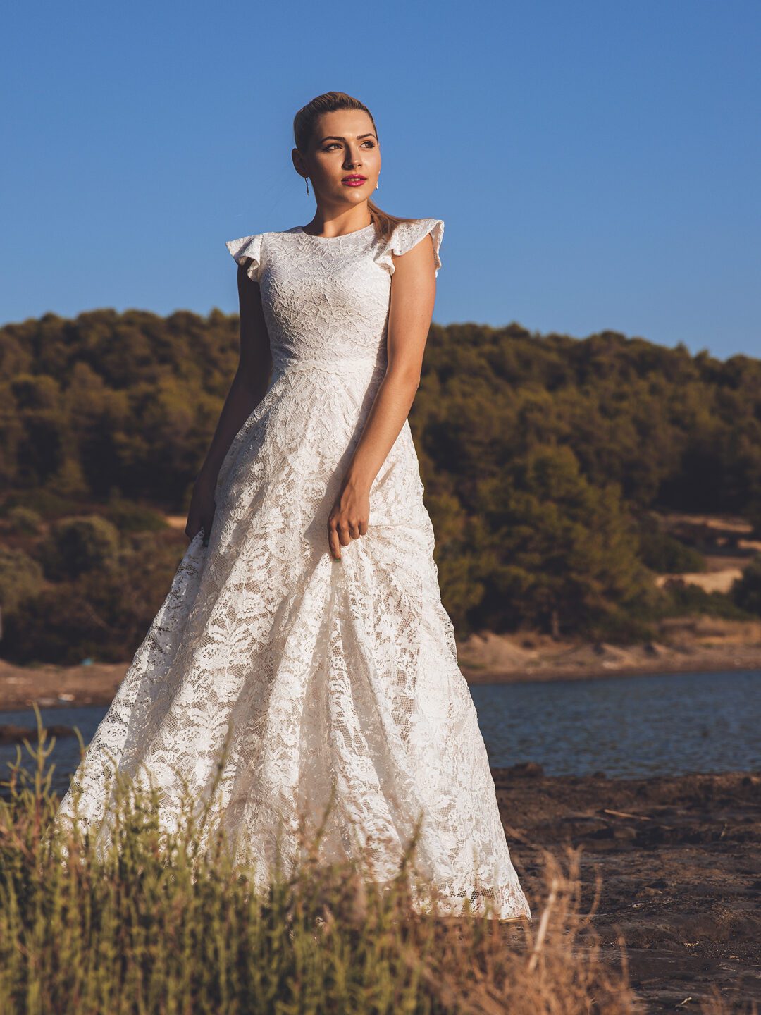 Νυφικό με ολοκέντητη δαντέλα και έξω πλάτη