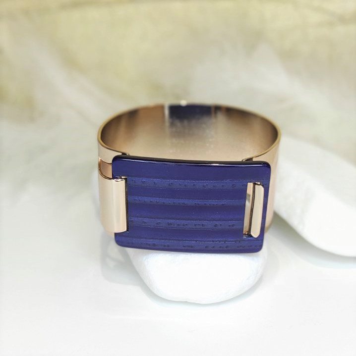 Βραχιόλι επίχρυσο, με χοντρό βραχίονα και μπλε κοκκάλινο σχέδιο. Χειροποίητη δημιουργία