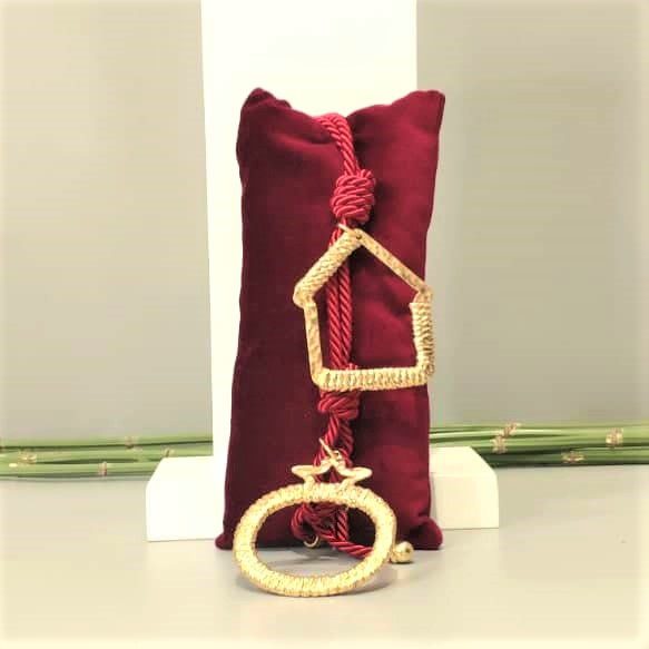 Γούρι 2023 βελούδινο μαξιλαράκι με γούρι ρόδι και σπίτι