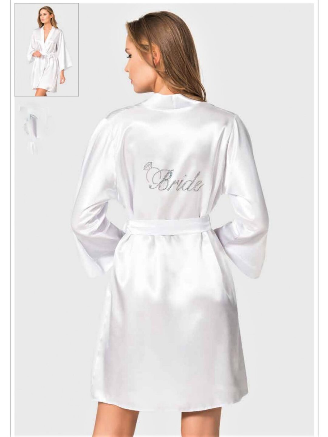 Λευκή σατέν ρόμπα με strass Bride στην πλάτη. Διαθέσιμο από  S-XL. Συνδυάζεται με σατέν νυχτικό ή babyboll στο ίδιο χρώμα Δες τα εδώ. Αν επιλέξετε το σετ, τότε έχετε το τέλειο σετ για την προετοιμασία της νύφης αλλά ταυτόχρονα και ένα κλασικό σετ για την πρώτη νύχτα του γάμου στο λευκό χρώμα, που επιτάσσει η μέρα του γάμου σας!
