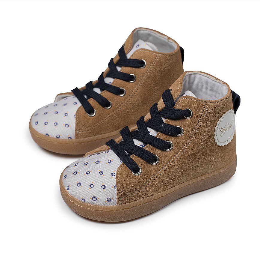 Χειροποίητα βαπτιστικά παπουτσάκια κάμελ μποτάκι δετό από καστόρι δέρμα και ύφασμα που αναπνέει. Ανατομικός πάτος κατάλληλος για τα πρώτα βήματα του παιδιού. Σχέδιο τύπου All star. Ελληνικής ραφής