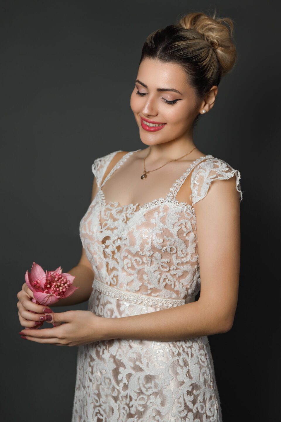 Νυφικό φόρεμα με ανάγλυφη δαντέλα και nude σατέν εσωτερικά