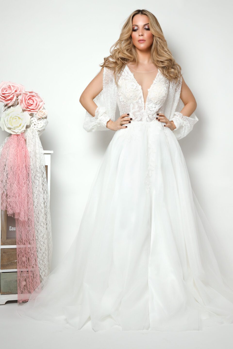 Νυφικό με μπούστο δαντέλα και ιδιαίτερο μανίκι