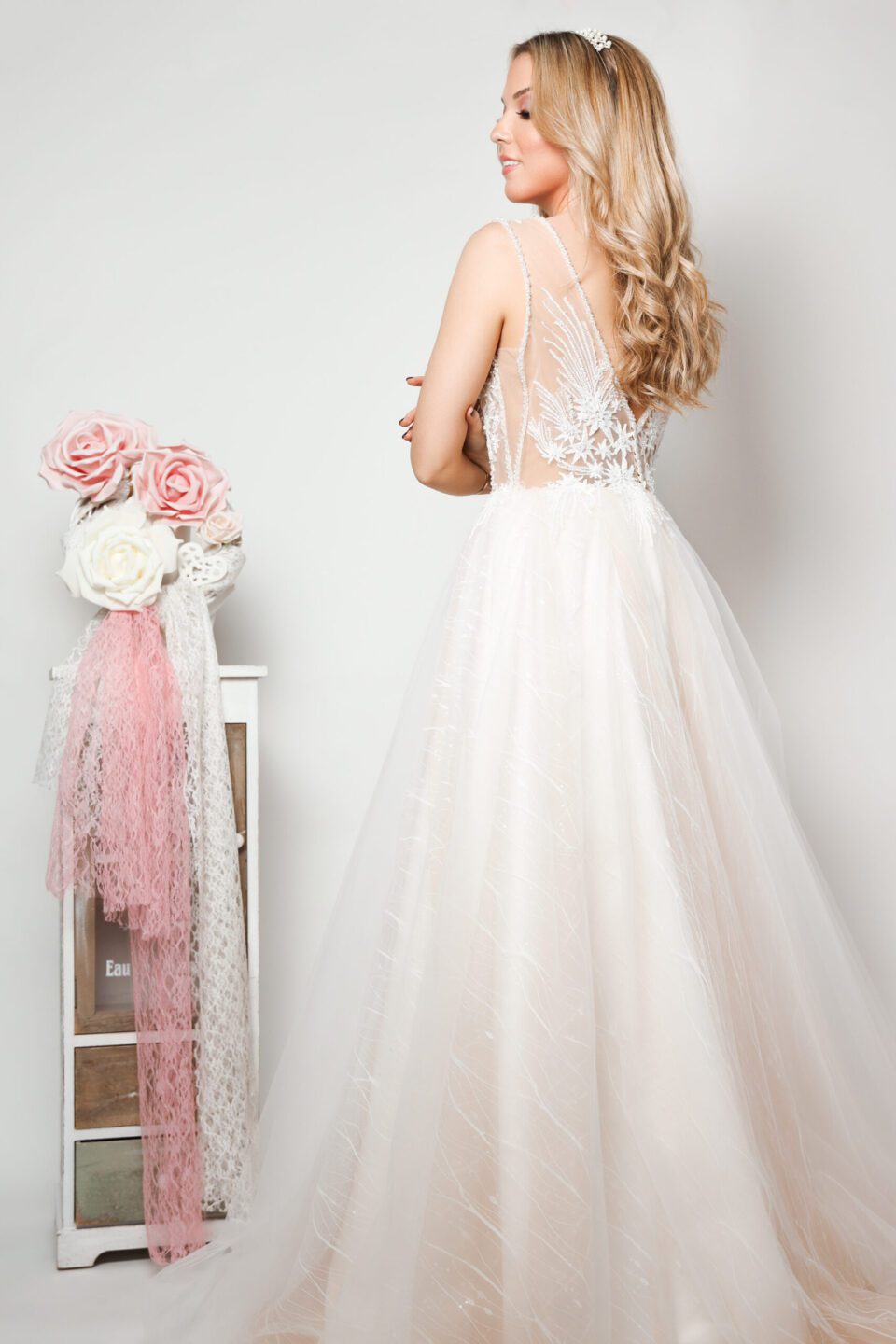 Εντυπωσιακό Νυφικό με μπούστο δαντέλα και υπέροχη πλάτη