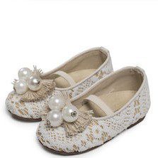 Χειροποίητα βαπτιστικά παπουτσάκια μπαλαρίνες σε εκρού δέρμα όλο με δαντέλα και με φιογκάκι με πέρλες. Ανατομικός δερμάτινος πάτος κατάλληλος για τα πρώτα βήματα του παιδιού. Ελληνικής ραφής