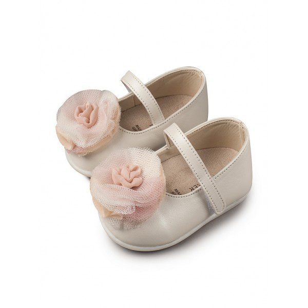 Χειροποίητο Βαπτιστικό παπούτσι μπαρέτα σε εκρού διακοσμημένο με μεγάλο λουλούδι από τούλι σε αποχρώσεις του ροζ.  Με δερμάτινο ανατομικό πάτο για ξεκούραστο περπάτημα, κατάλληλος για τα πρώτα βήματα του παιδιού. Ελληνικής ραφής
