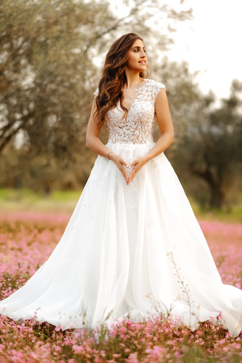 Εντυπωσιακό Νυφικό με μπούστο δαντέλα και ανοιχτή πλάτη