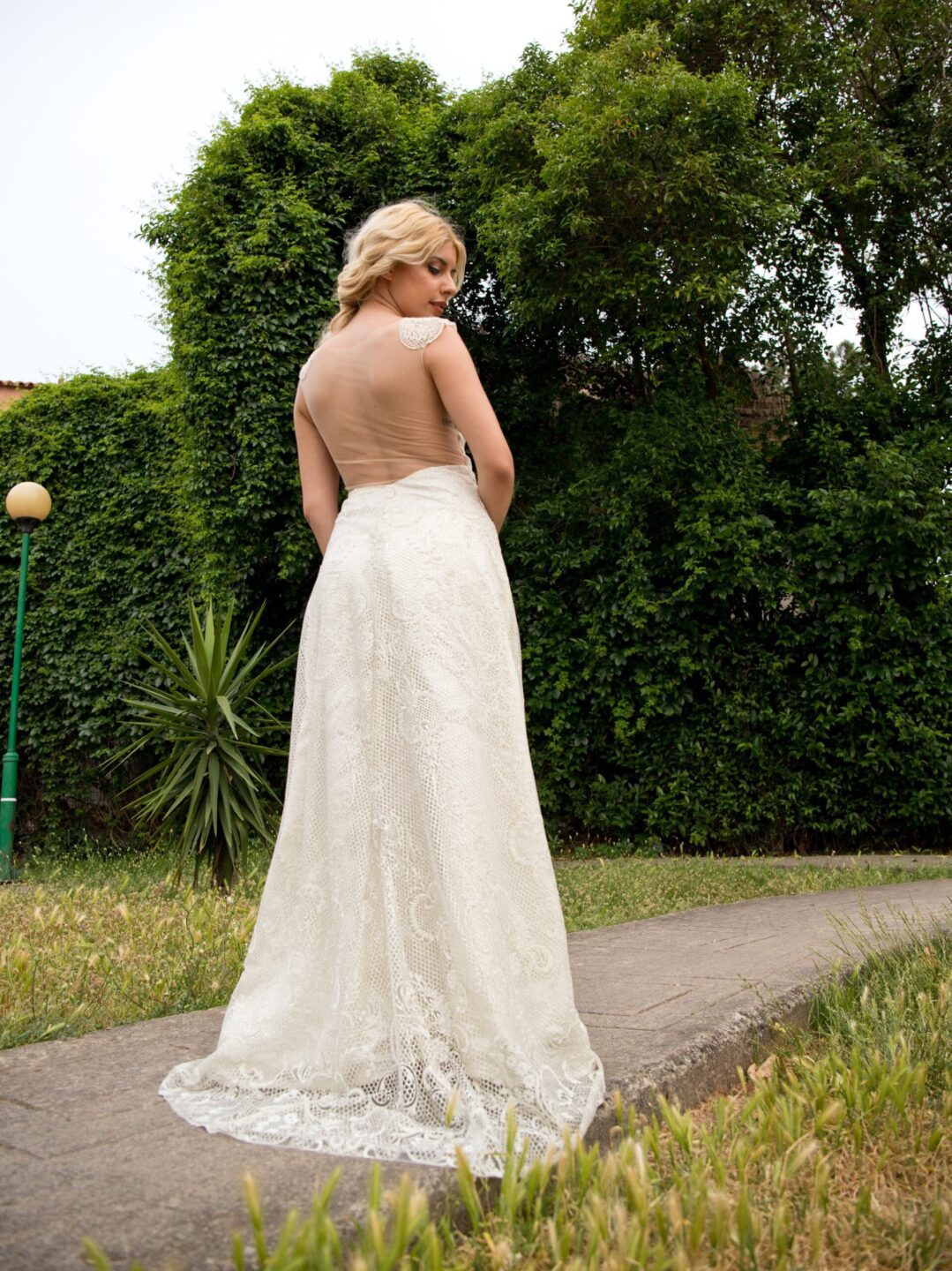 Νυφικό όλο δαντέλα με ανοιχτή πλάτη