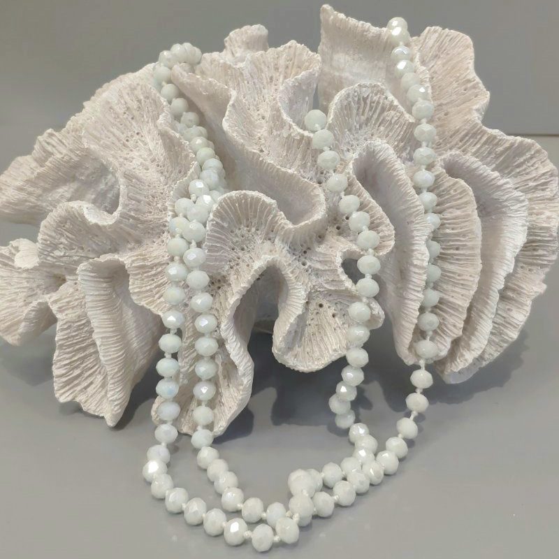 Μακρύ κολιέ με λευκές πέρλες