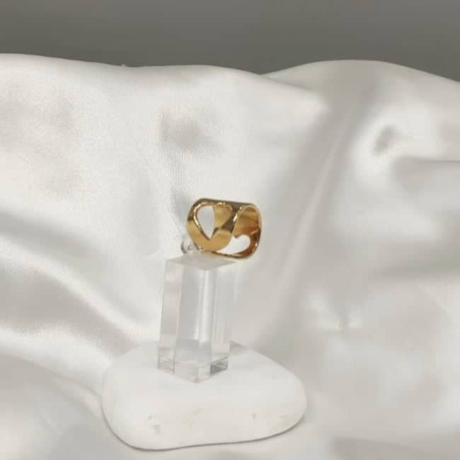 Δαχτυλίδι με διάτρητες καρδούλες επιχρυσωμένο με 24 καράτια