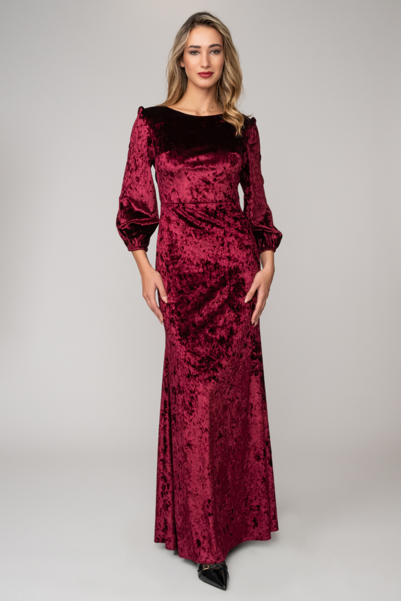 Μακρύ βελούδινο φόρεμα με άνοιγμα στην πλάτη